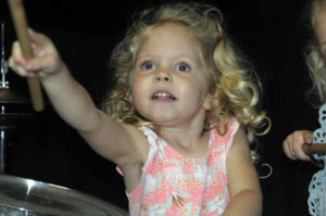 Hollyde klein meisje op drumstel